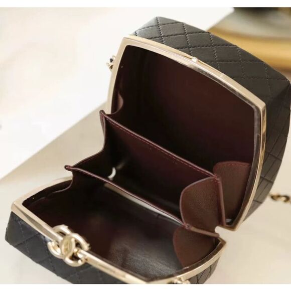 Chanel Women Pre-Loved Bag Very Good Condition - Picture 2 of 3